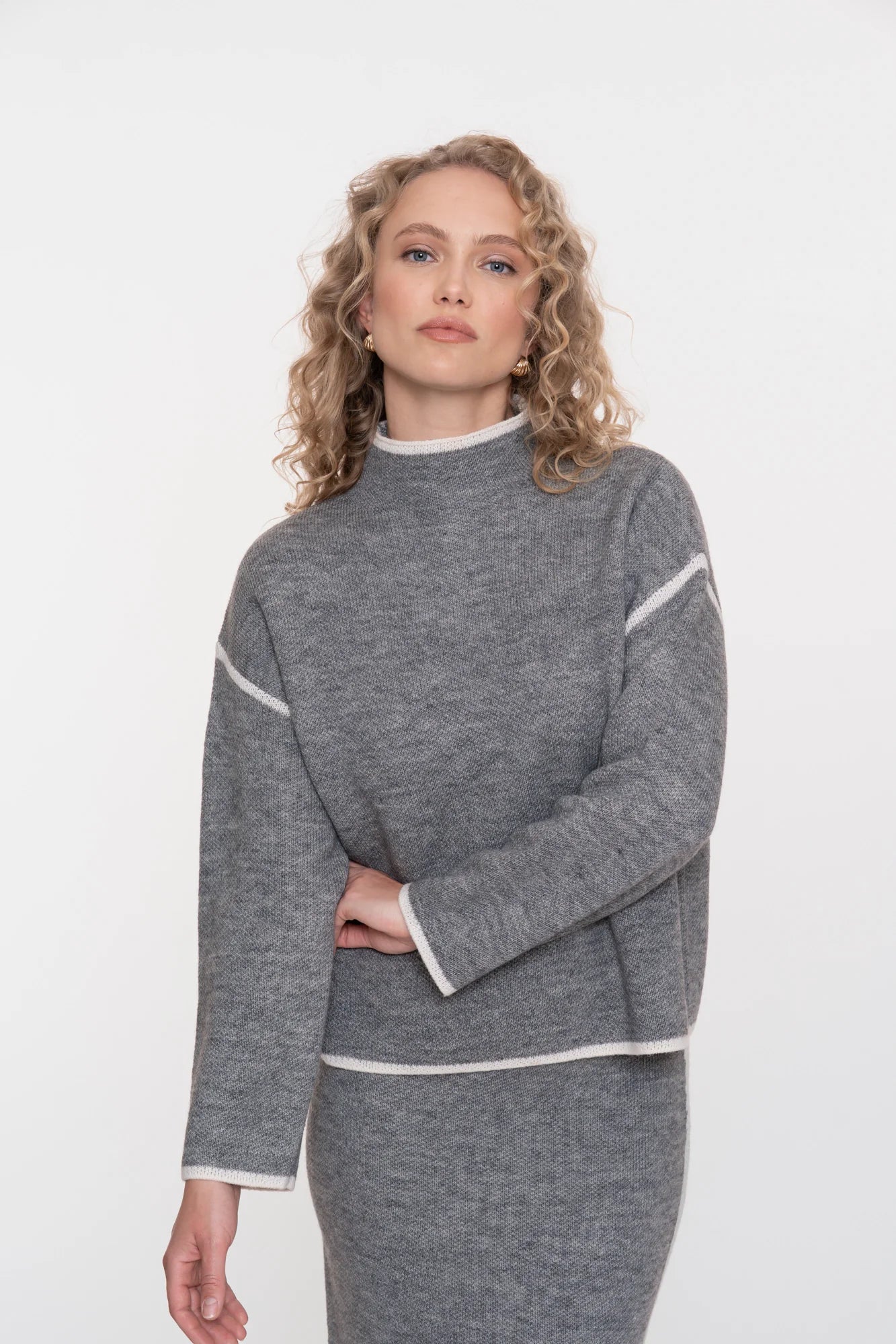 Geisha Damenstrickpullover in Grau mit Stehkragen und Kontrastdetails