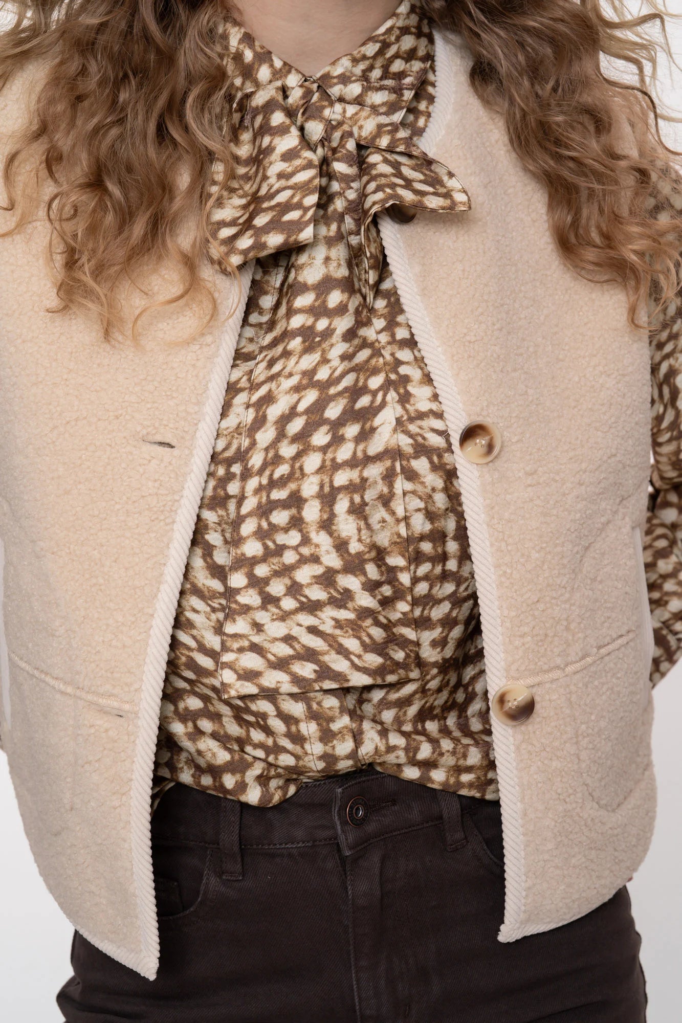 Geisha Damenweste aus Teddyfell in Creme mit Knopfleiste